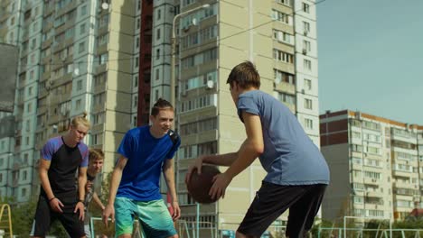 Protector-de-Streetball-robando-una-pelota-durante-el-juego-al-aire-libre