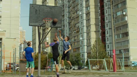 Streetball-Spieler-mit-einem-Punkt-nach-dem-Fasten-brechen