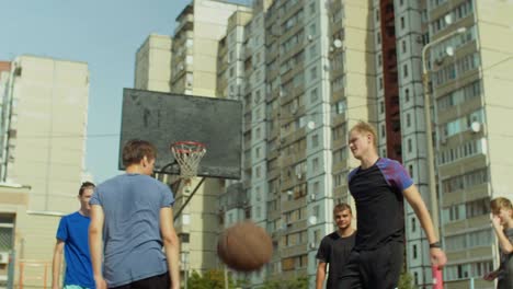 Streetball-Spieler-Blockieren-von-Offensivspieler-erschossen