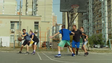 Jugador-de-baloncesto-que-tiro-en-salto-en-pista