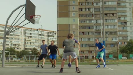 Offensive-Mannschaft-Ball-vorbei-und-erzielte-Punkt