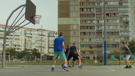 Gut-aussehend-Streetball-Spieler-tun-reverse-layup