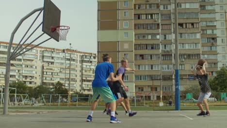 Streetball-equipo-anota-puntos-después-de-que-tiro-de-bandeja