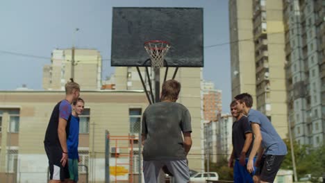 Streetball-jugador-tomar-un-tiro-libre-en-cancha