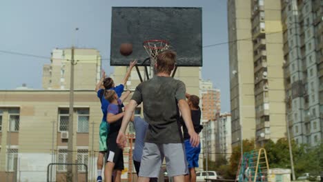 Streetball-adolescente-falta-un-tiro-libre-al-aire-libre