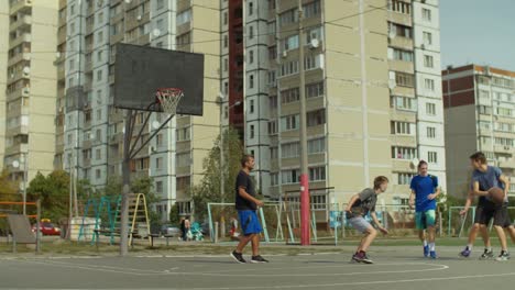 Streetball-Spieler-spielen-Basketball-auf-Platz