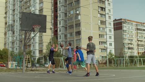 Sportliche-Streetball-Spieler-mit-Punkt-nach-layup