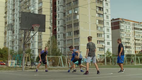 Verteidiger-begeht-ein-Foul-beim-Streetball-Spiel