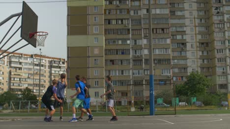 Basketball-Spieler-in-Aktion-spielen-im-freien