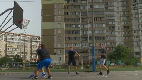 Jugadores-de-Streetball-tomando-un-tiro-durante-el-juego-de-baloncesto