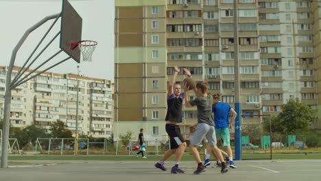 Jugadores-de-Streetball-tomando-layup-tiro-en-cancha-de-baloncesto