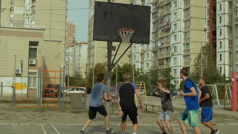 Equipo-de-Streetball,-gol-de-campo-de-corte