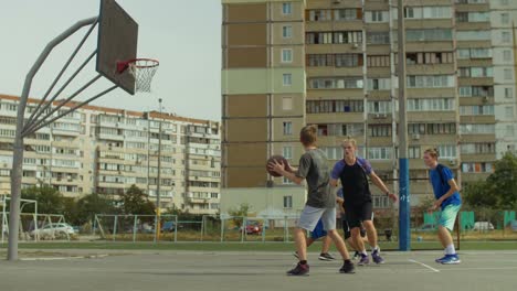 Streetball-equipo-anota-puntos-después-de-que-tiro-de-bandeja