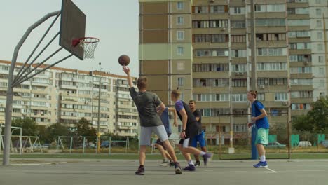 Streetball-Spieler-Alley-Oop-Teamkollegen-einrichten