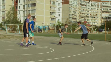 Streetball-player-dribbling-the-ball-on-court