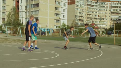 Streetball-Spieler-dribbeln-den-Ball-auf-Platz