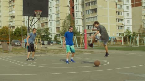 Jugador-de-baloncesto,-campo-de-gol-durante-el-juego