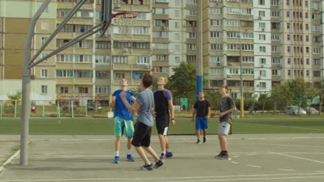 Streetbal-equipo-de-gol-de-campo-después-de-la-ruptura-rápida