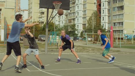 Streetball-equipo-haciendo-pick-&amp;-roll-jugar-en-cancha