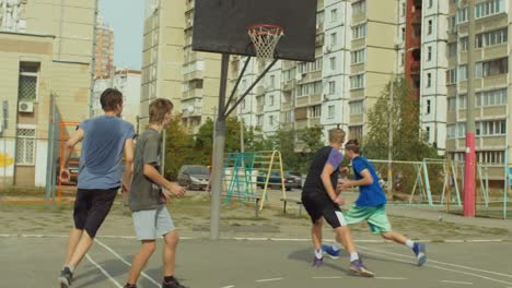 Streetball-nach-vorne-setzen-einen-Bildschirm-auf-Verteidiger