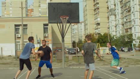 Streetball-Team-im-Pick--and--Roll-spielen-auf-Platz