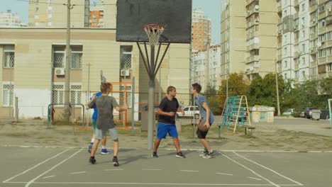 Streetball-jugador-anotando-puntos-en-la-pintura