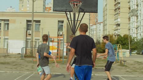 Jugadores-de-Streetball-anotar-puntos-tras-rebote