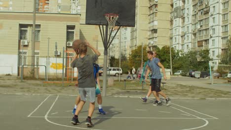 Jugadores-de-Streetball-dando-un-conjunto-tiró-en-cancha