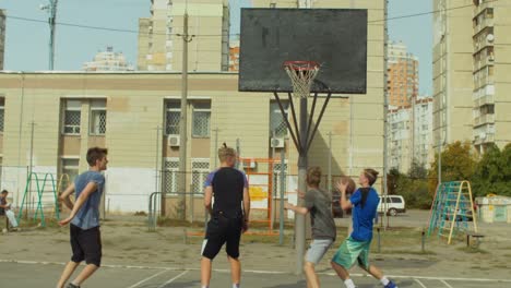 Jugadores-de-Streetball-en-acción-en-la-cancha-de-baloncesto