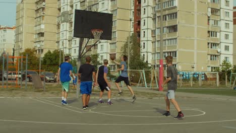 Adolescentes-activos-jugando-streetball-juego-al-aire-libre