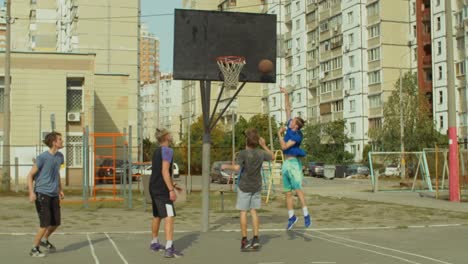 Jugadores-de-Streetball-campo-gol-con-tiro-de-bandeja