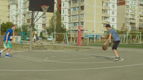 Jugendliche,-die-Ausbildung-von-Basketball-Fähigkeiten-auf-Freiplatz