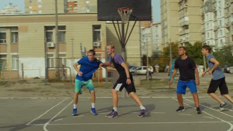 Basketball-Team-in-Aktion-spielen-streetball