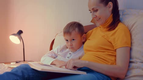 Niedlichen-Kleinkind-Jungen-Lesebuch-mit-Mutter-vor-dem-Schlafengehen-zu-schlafen