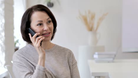 Porträt-des-alten-Senior-Frau-am-Telefon