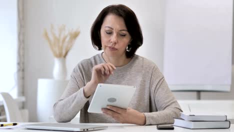 Nachdenklich-alte-Senior-Frau-denken-bei-der-Verwendung-von-Tablet