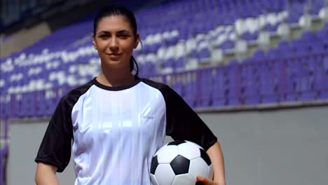 Porträt-der-jungen-Frau-Fußballer-mit-Fußball-Fußball-im-Stadion,-4k