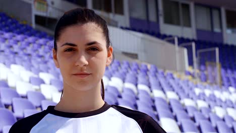 Porträt-der-jungen-Frau-Fußballer-mit-Fußball-Fußball-im-Stadion,-4k