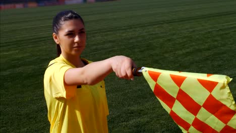 Asistente-de-árbitro-mujer-moviéndose-a-lo-largo-de-la-línea-lateral-durante-un-partido-de-fútbol