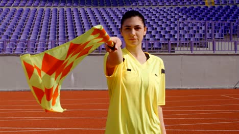 Asistente-de-árbitro-mujer-moviéndose-a-lo-largo-de-la-línea-lateral-durante-un-partido-de-fútbol