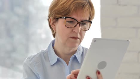 Alte-Frau-mit-Tablet-zum-Surfen-Internet