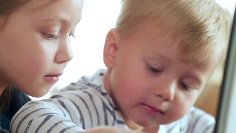 Little-Kids-Playing-on-Laptop