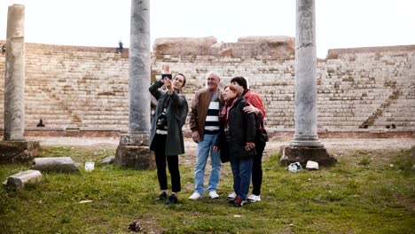 Lächelnde-senior-Familie-und-junge-Frau-Touristen-winkte,-Videoanruf,-Familie-im-alten-Amphitheater-Ruinen-in-Ostia,-Italien.