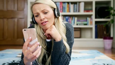 Hermosa-mujer-rubia-que-Video-Chat-usando-el-teléfono-inteligente