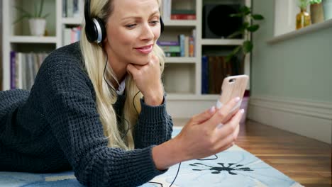 Schöne-blonde-Frau,-die-mit-Video-Chat-mit-Smartphone