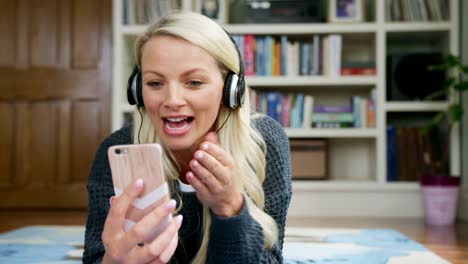 Hermosa-mujer-rubia-que-Video-Chat-usando-el-teléfono-inteligente