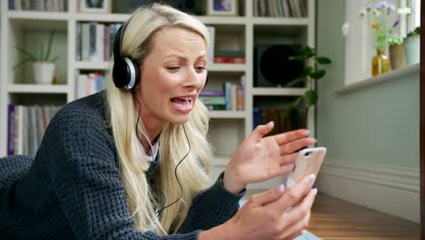 Schöne-blonde-Frau,-die-mit-Video-Chat-mit-Smartphone