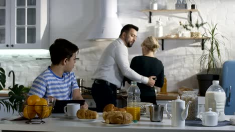 Familie-frühstücken-zusammen