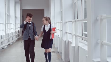 Grundschüler,-die-Hand-in-Hand