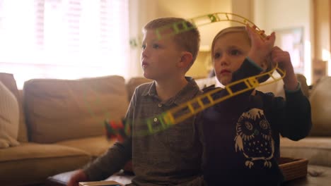 Bruder-und-Schwester-vor-dem-Fernseher-zusammen-im-Wohnzimmer